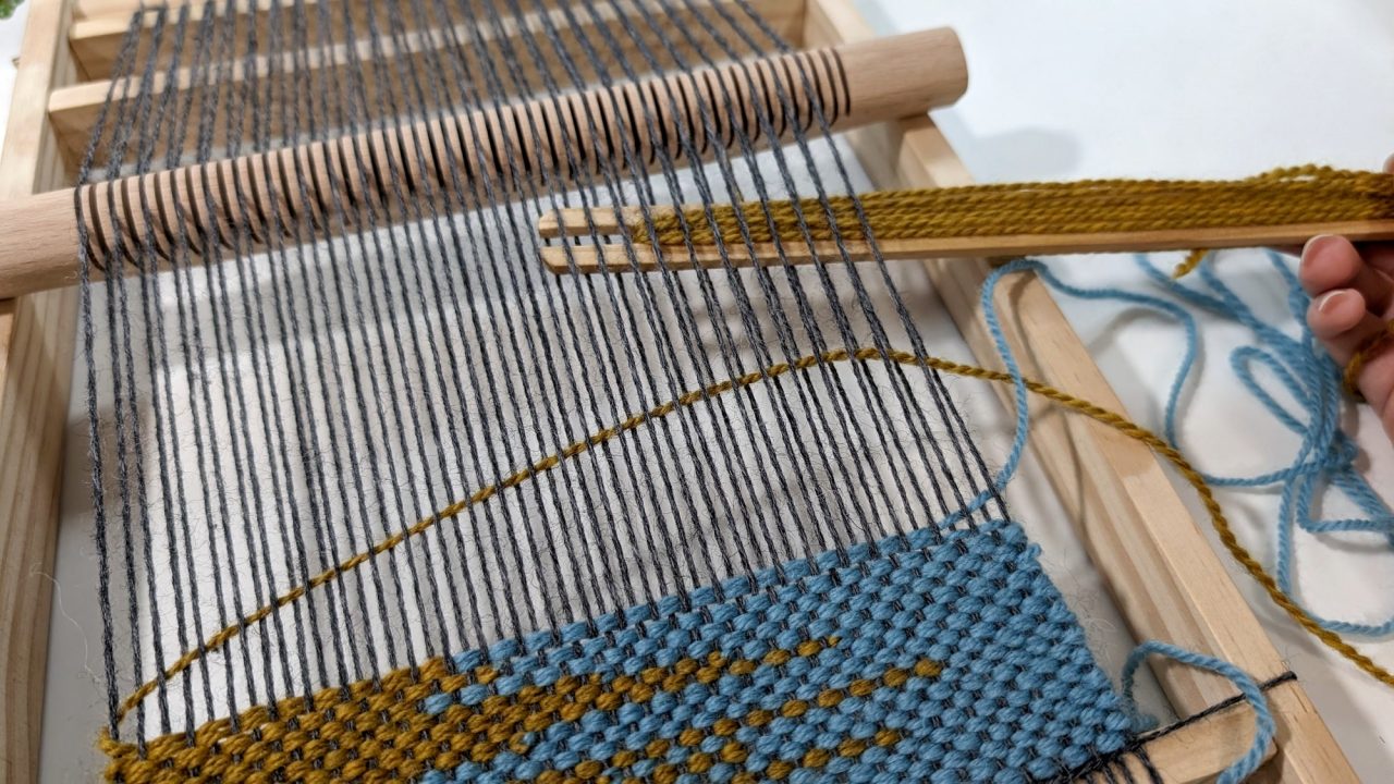 Clasped Weft Guide - Warped Fibers